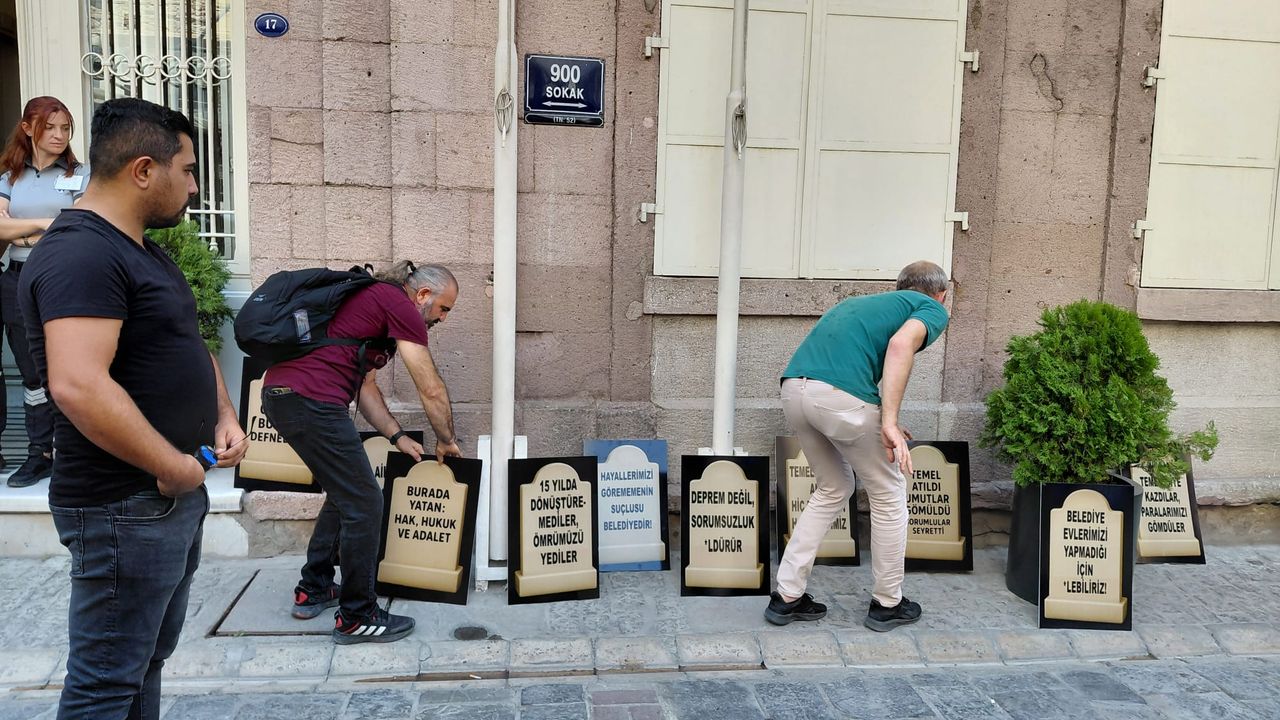 İzmir’de kooperatif mağdurlarından Cemil Tugay’a tepki: “Deprem olursa sorumlusu sizsiniz!”