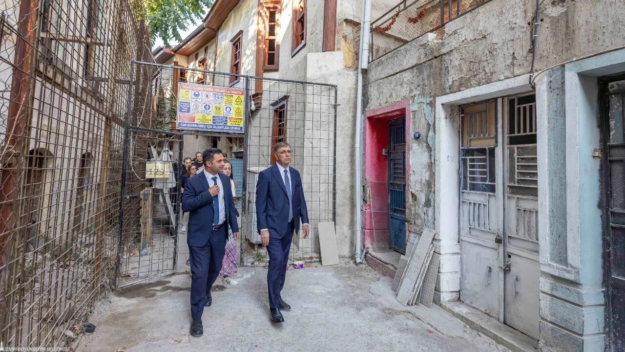 İzmir’in kalbinde restorasyon hamlesi: Tarihi yapılar birer birer gün yüzüne çıkarılıyor