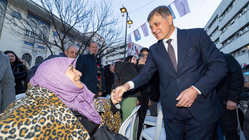 İzmir Büyükşehir Belediyesi'nin iftar sofrası Kemeraltı'nda kuruldu