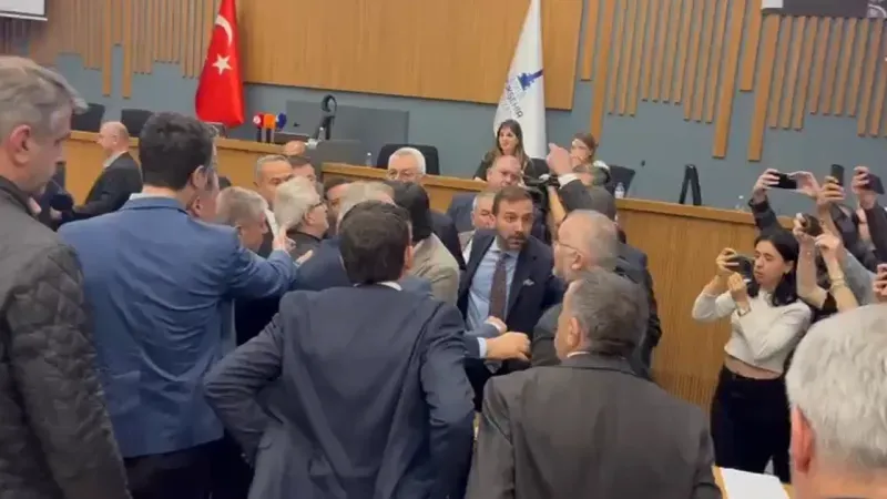 İzmir Büyükşehir Meclisi'nde Meclis Üyeleri Birbirlerinin Üzerine Yürüdü