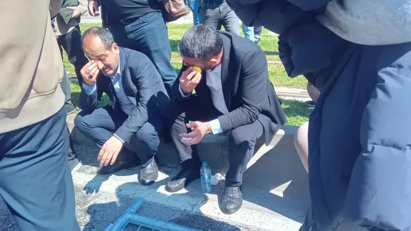 Meslek Fabrikası önünde gerilim yükseliyor: Polis barikatı yıkıldı, biber gazlı müdahale