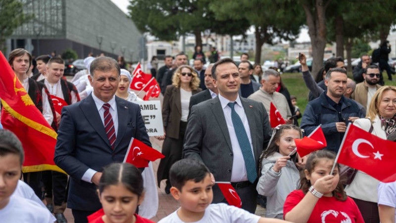 Bornova’da 23 Nisan coşkusu gökyüzüne taşındı