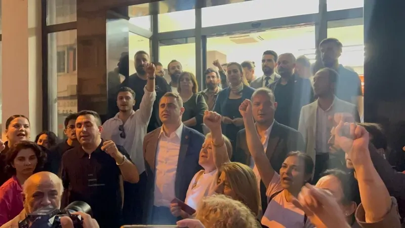 CHP İzmir İl Binası Önünde Butlan Protestosu