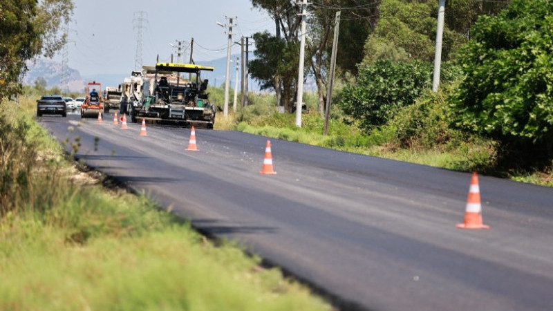 İZBETON ekipleri Efes Selçuk'ta yolları yeniliyor