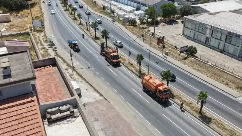 Menderes Çevreyolunda Ot Biçme Çalışması