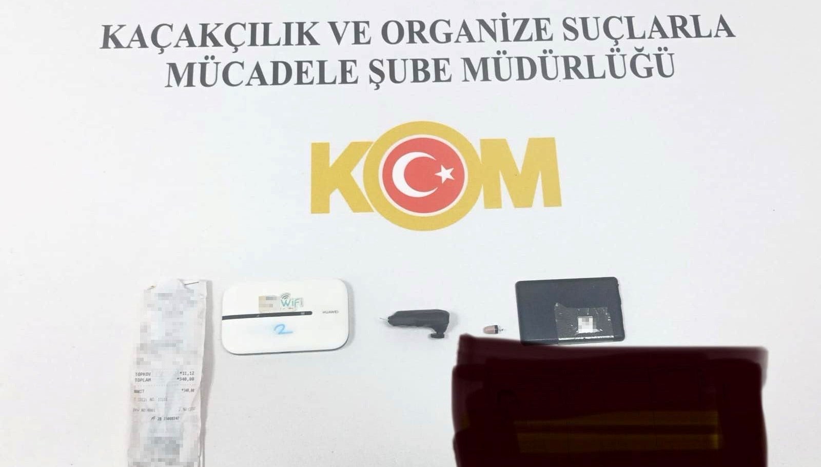 Ehliyet sınavına kopya düzeneğiyle girerken yakalandılar