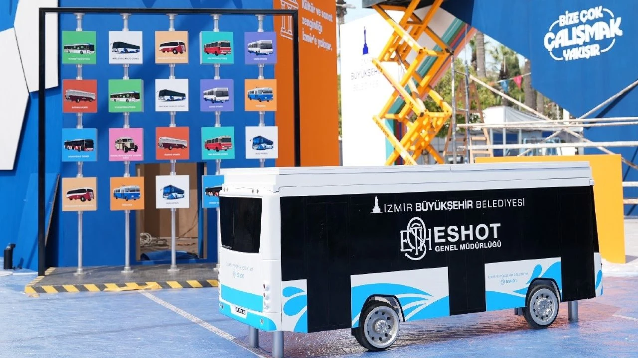 ESHOT, İzmir Fuarı’nda ziyaretçilerini geçmişe götürecek: İzmir’in toplu taşıma tarihi bu standta canlanıyor