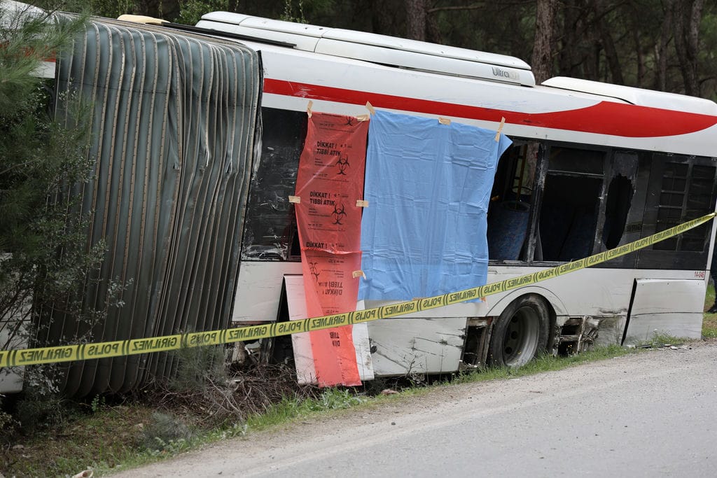 Yolcuların olduğu ESHOT'a tır çarptı: 1 ölü, 4 yaralı