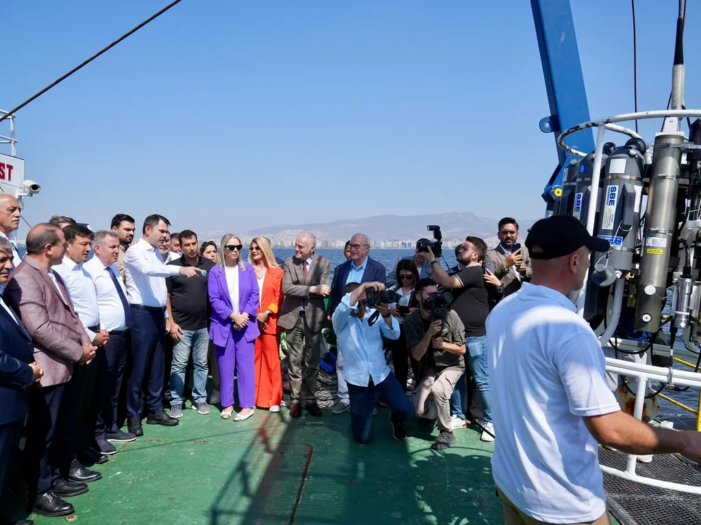 İzmir Körfezi'nde kriz masaya yatırıldı: Tugay'ın toplantıya katılmaması Bakan Kurum'u kızdırdı!