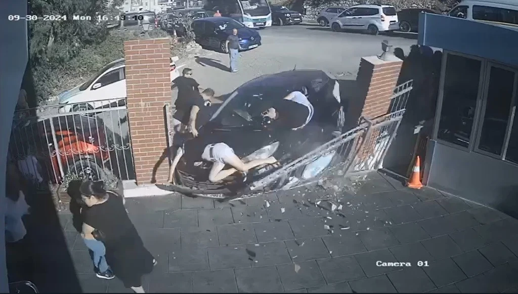 Narlıdere'de kontrolden çıkan araç okul bahçesine daldı!