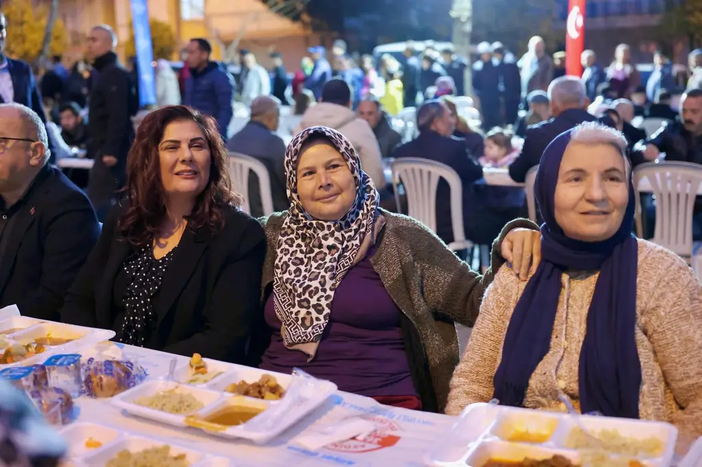 Özlem Çerçioğlu'ndan gönülleri ısıtan iftar buluşmaları