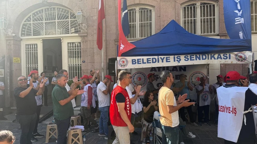 İşten çıkarılan belediye işçileri İzmir Büyükşehir Belediyesi önünde çadır kurdu