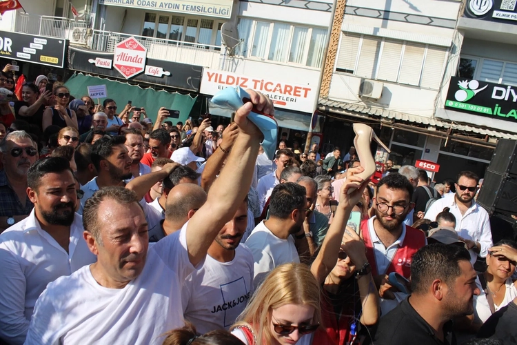 Aydın Efeler’de topuklu ayakkabılarla Çerçioğlu protestosu!