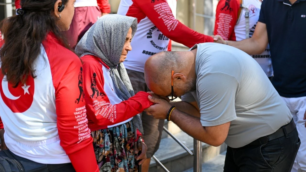 Bornova’dan kurtuluşa pedal: Bisikletçiler Türk Bayrağı ile yola çıktı
