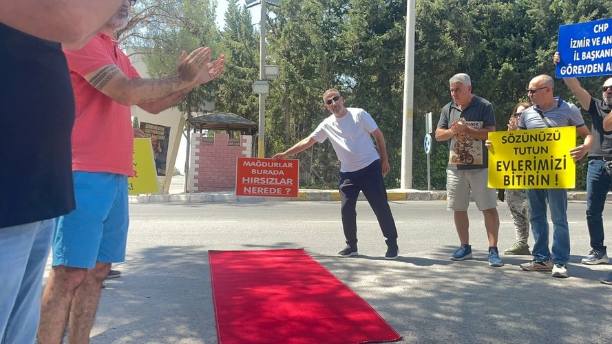 İzmir’de kooperatif mağdurlarından çarpıcı protesto: “Sesimizi duyan var mı?”