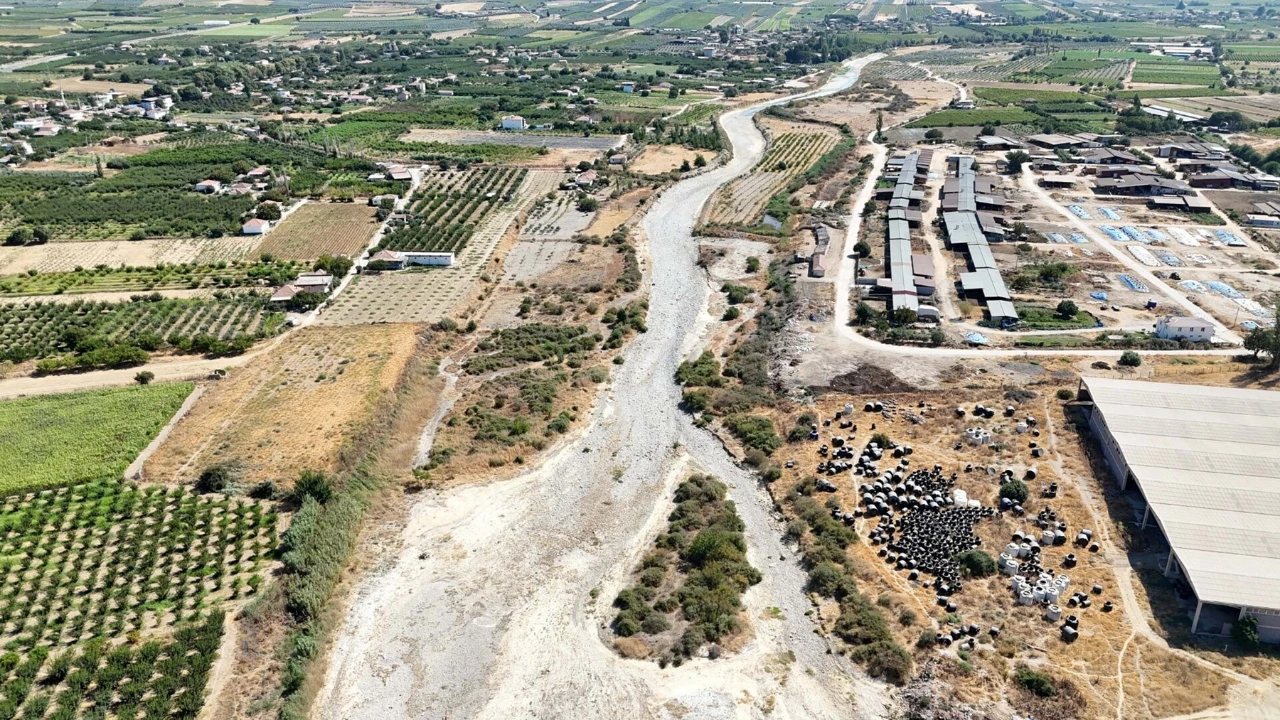 Gediz Nehri kuruma noktasında: Çiftçiler tarlasını sulayamıyor