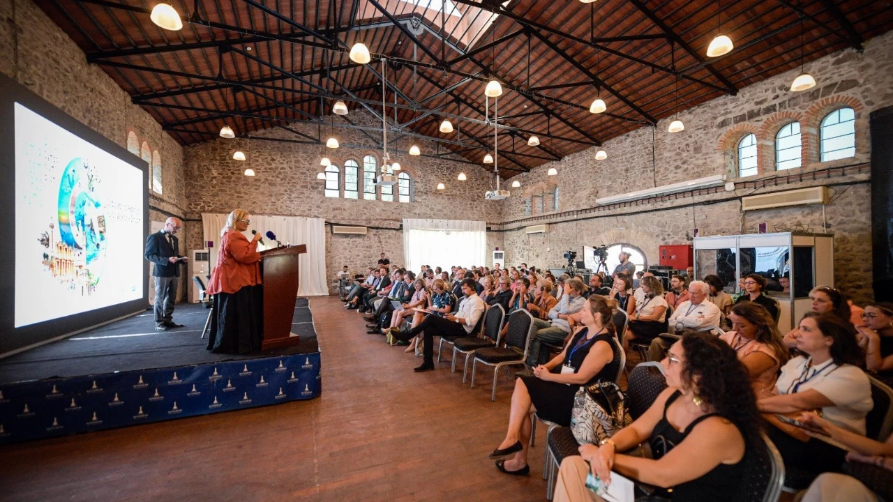 İzmir’de Akdeniz İçin Kültür ve Ekolojik Dönüşüm Sempozyumu başladı