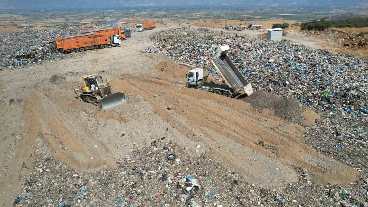 İzmir’in çöpü Tire’ye döküldü: Kamyonlar suçüstü yakalandı