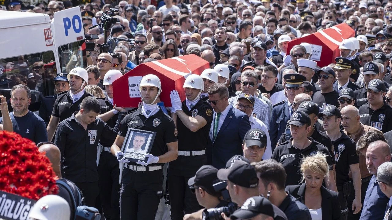 Balçova'nın yiğitleri omuzlarda... Kalplerimiz yangın yeri!