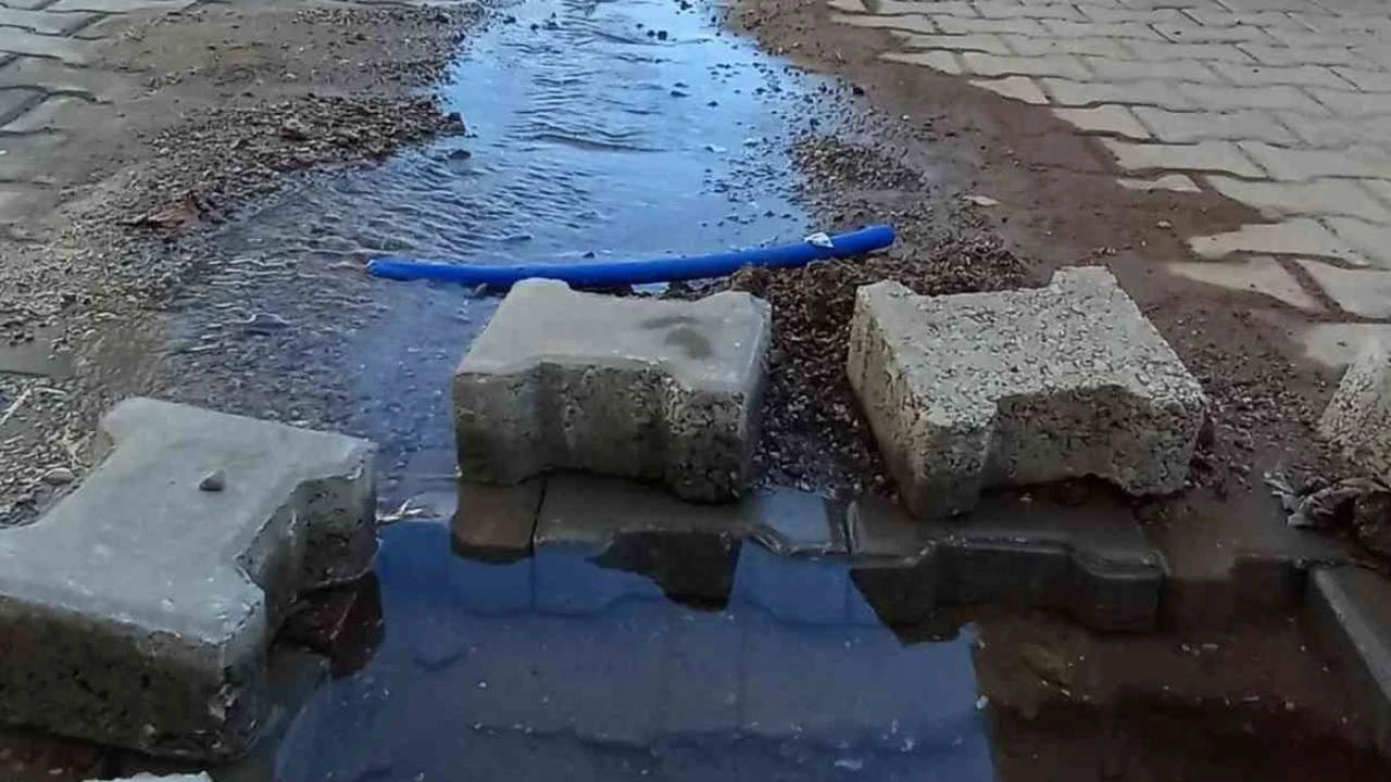 Su kıtlığı yaşayan İzmir'de patlak boru tepkisi: 15 gündür boşa akıyor