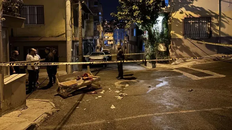 İzmir’de bıçaklı kavga: 1 kişi yaşamını yitirdi, 2 kişi yaralandı