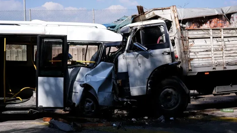 İzmir’de minibüs ile kamyon çarpıştı: 2 yaralı