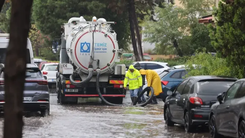 İzmir yağışlara teslim: Sokaklar göle döndü