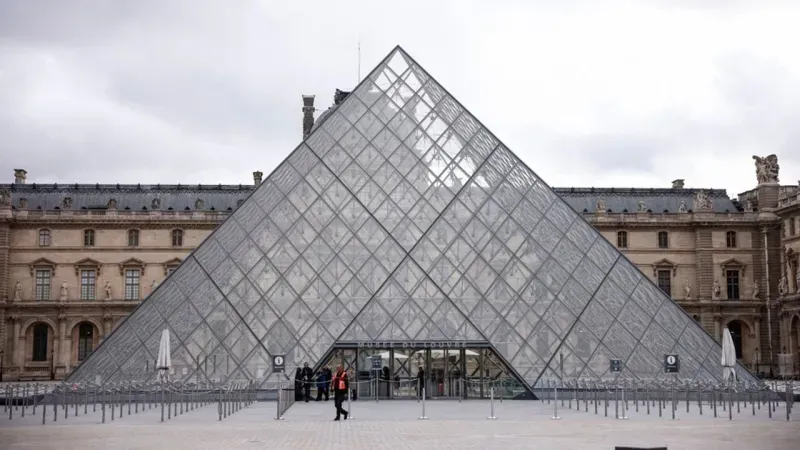 Louvre Müzesi'ndeki soygunda zarar : 88 Milyon Avro