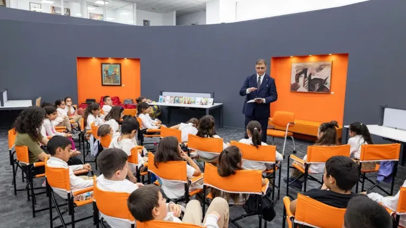 Dr. Cemil Tugay, Kültürpark’taki kütüphanede öğrencilerle kitap okudu