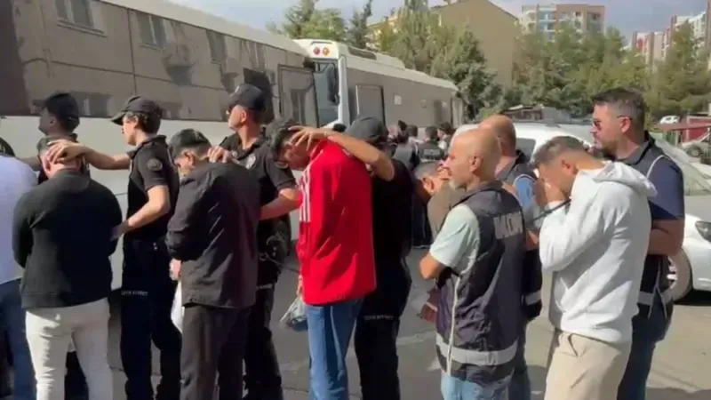 İzmir’de Silah Kaçakçılarına Büyük Operasyon: 19 Tutuklama