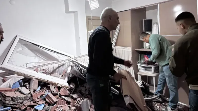 Bayraklı’da Freni Boşalan Kamyon Eve Daldı!