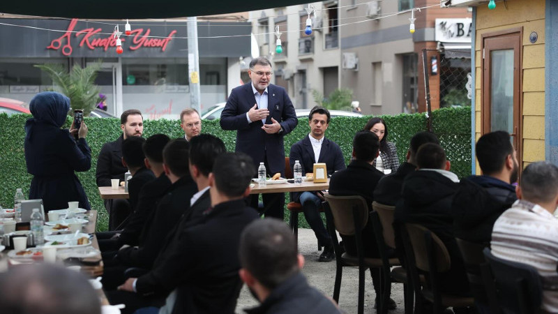 AK Parti İzmir İl Başkanı Saygılı, Karabağlar’da genç esnafla bir araya geldi