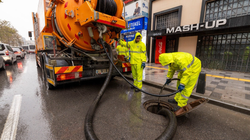 İzmir Büyükşehir Belediyesi ekipleri sağanak yağış ve fırtına nedeniyle seferber oldu