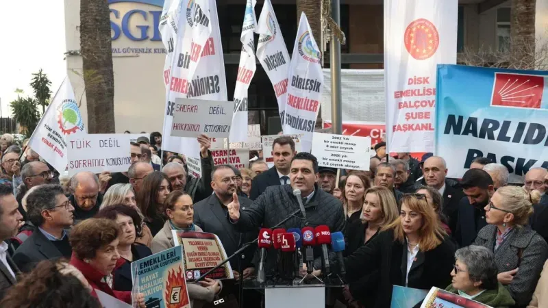 CHP’li Karasu İzmir’de emeklilerle yürüdü