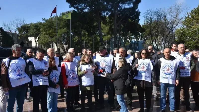 Buca’da memurlar TİS alacakları için iş bıraktı