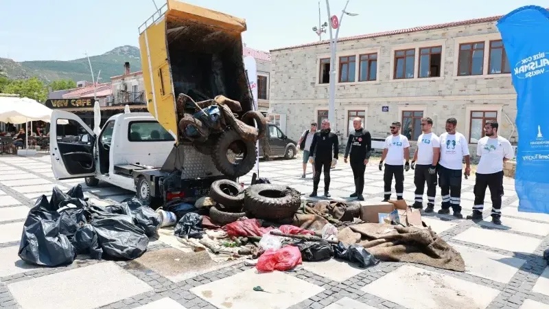 Yeni Foça’da yüzlerce kilogram atık denizden çıkarıldı
