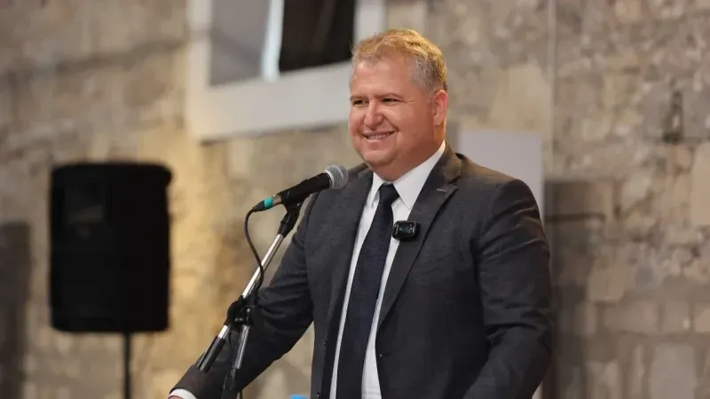 Urla Belediye Başkanı Selçuk Balkan CHP’den ayrılarak YENİ Parti’ye katıldı