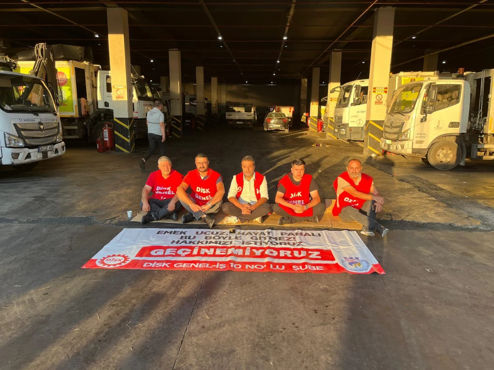 Karşıyaka’da maaş alamayan işçiler iş bıraktı: Belediyenin borçlarını biz yapmadık!