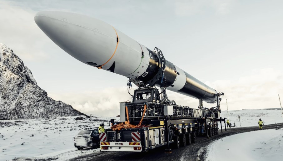 Avrupa'nın ilk yörünge roketi yere çakıldı! Canlı yayında devrildi