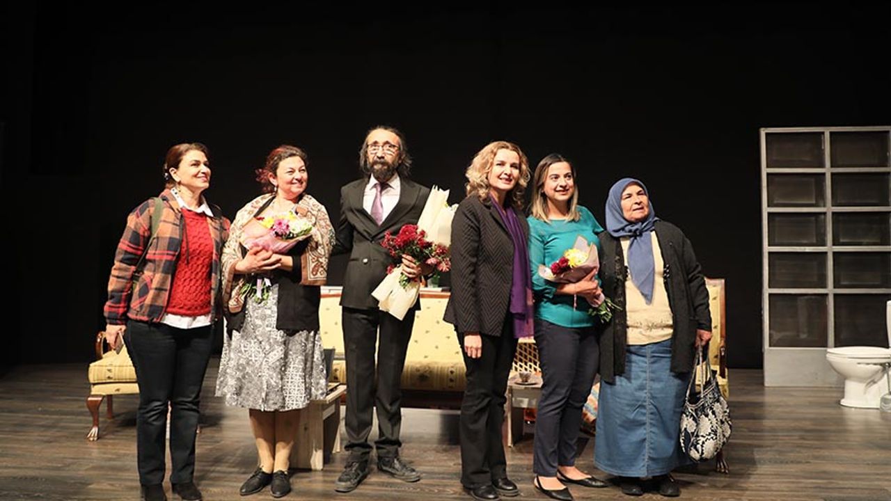Aydın Büyükşehir'den Kadına Yönelik Şiddete karşı tiyatro gösterisi