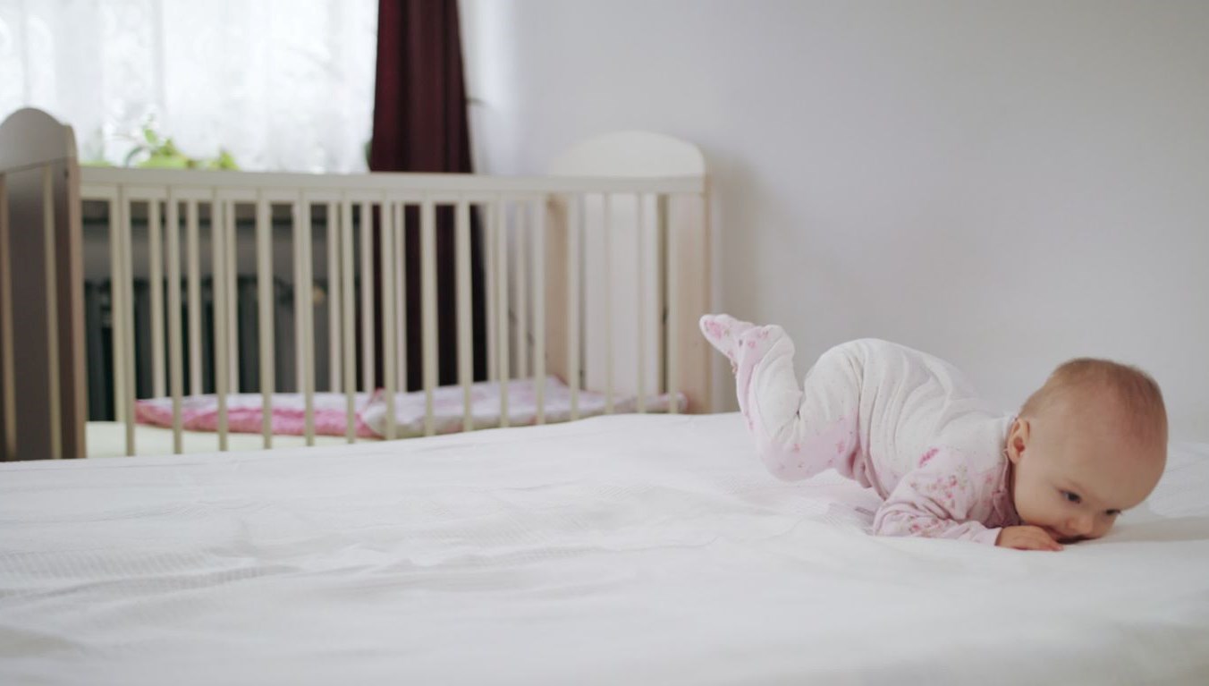 Bebek yataklarındaki gizli tehlike! Bu malzeme zehir saçıyor