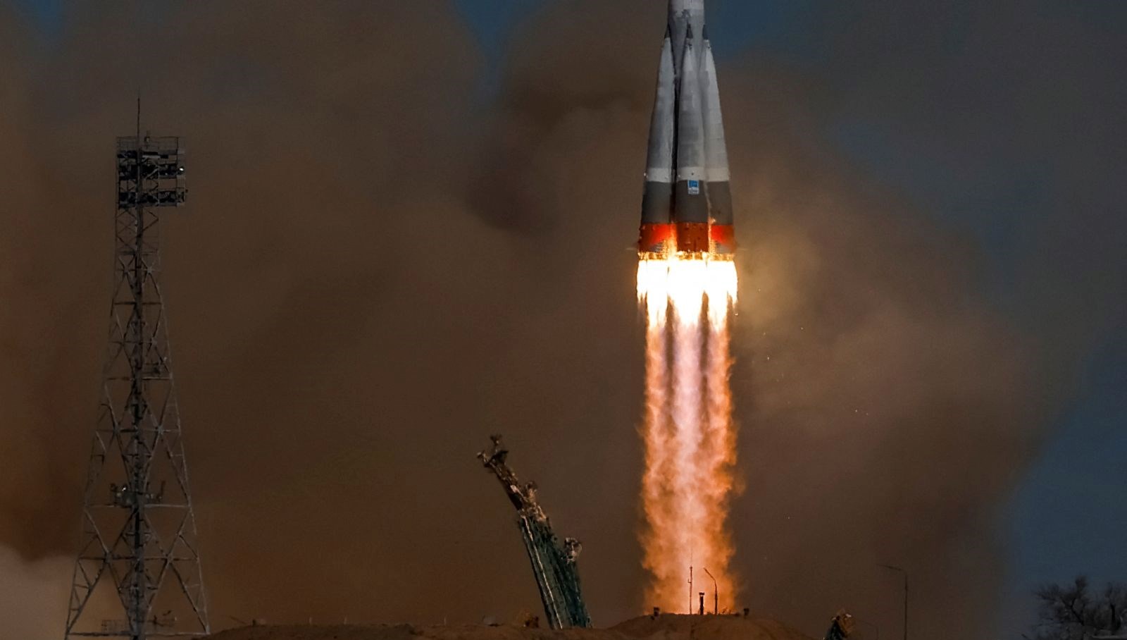 Bir Amerikalı ve iki Rus uzaya gönderildi: Soyuz MS-27 yola çıktı