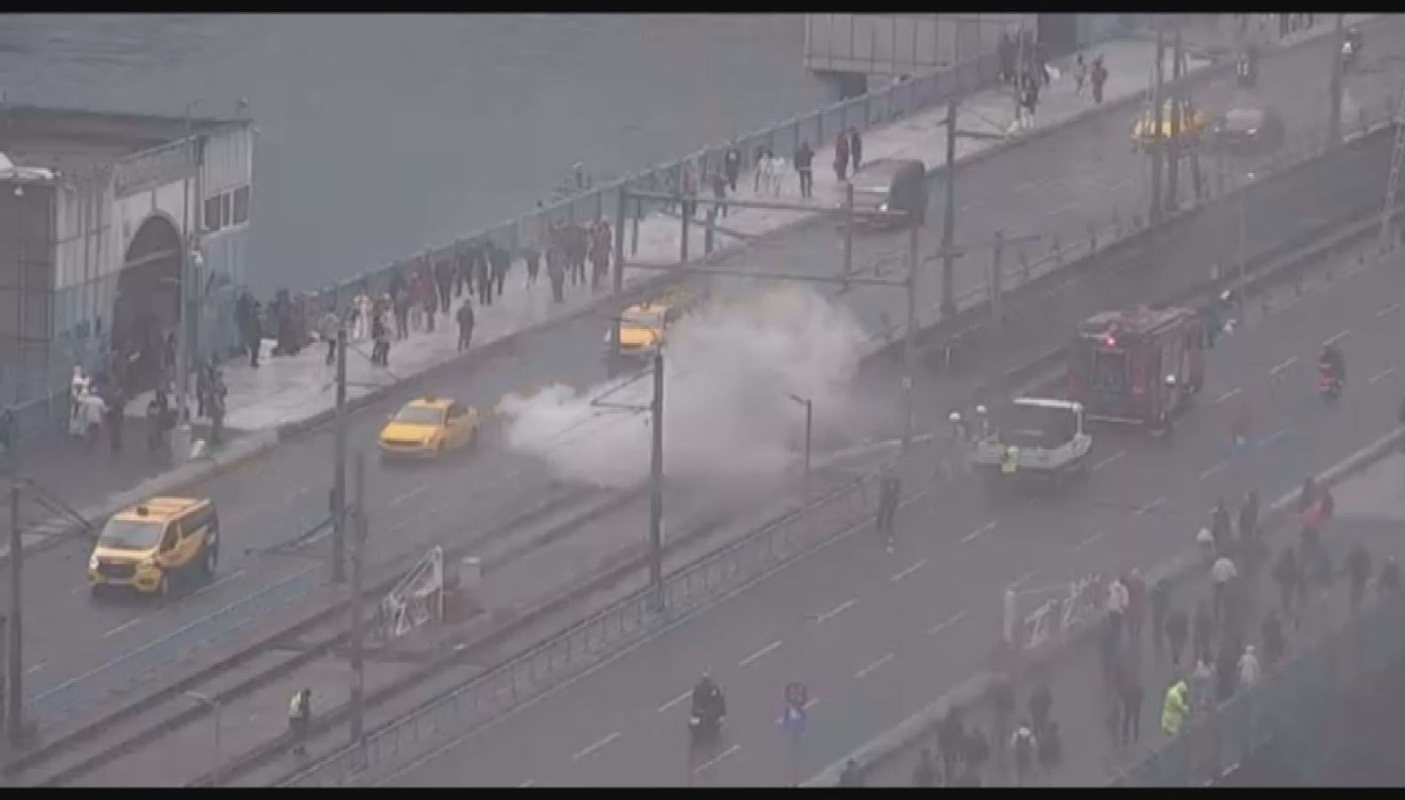 Galata Köprüsü'nde elektrik kutularında yangın: Tramvay seferleri durdu