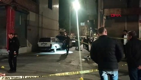 İki grup sokak ortasında silahlı kavgaya tutuştu: 6 yaralı