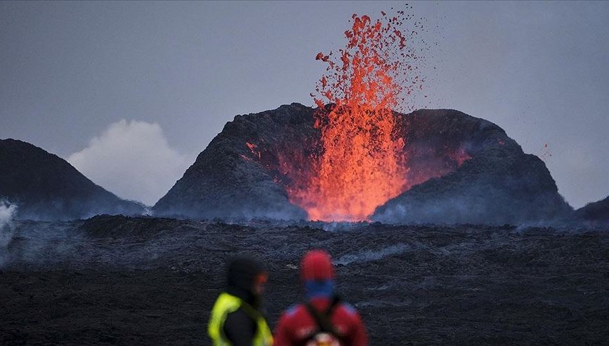 İzlanda'da yanardağ paniği: Turistik bölge boşaltıldı