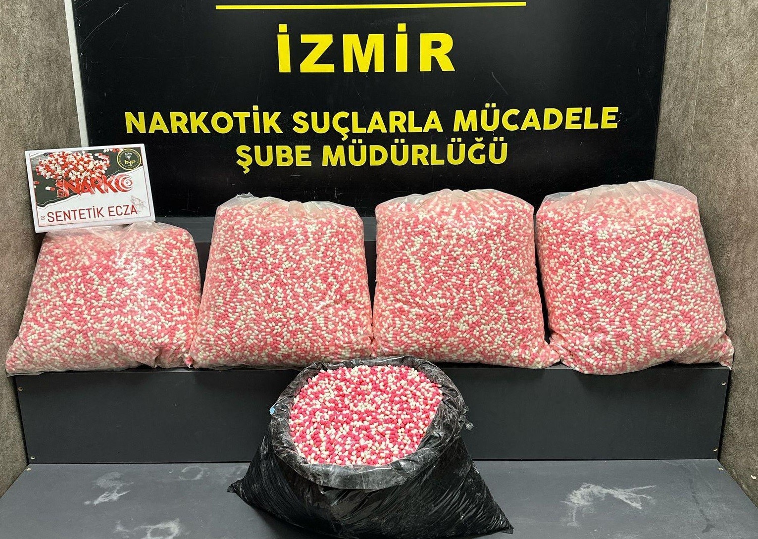 İzmir’de araçta 160 binden fazla uyuşturucu hap ele geçirildi