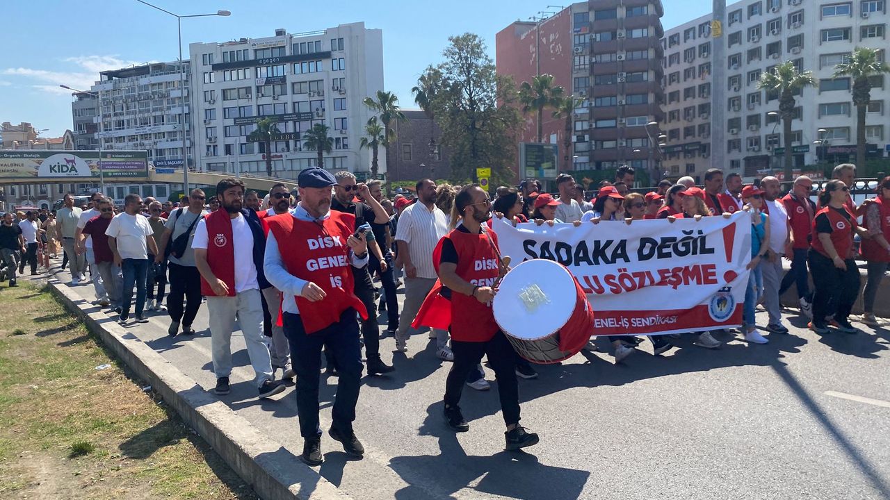 İzmir’de belediye işçilerinin grevi ikinci gününde: İşçiler Konak’tan Basmane’ye yürüyor