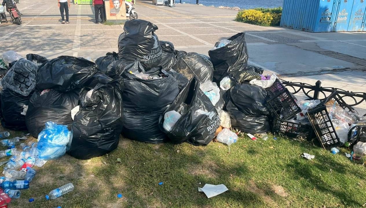 İzmir'de grevin altıncı günü: Sokaklarda çöpler birikti