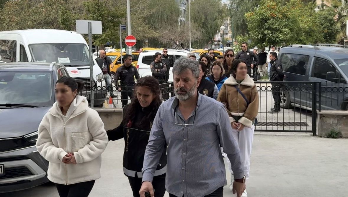 Kurye gibi evine girdiler: Tapu müdürüne uygunsuz fotoğraflarla şantaj!