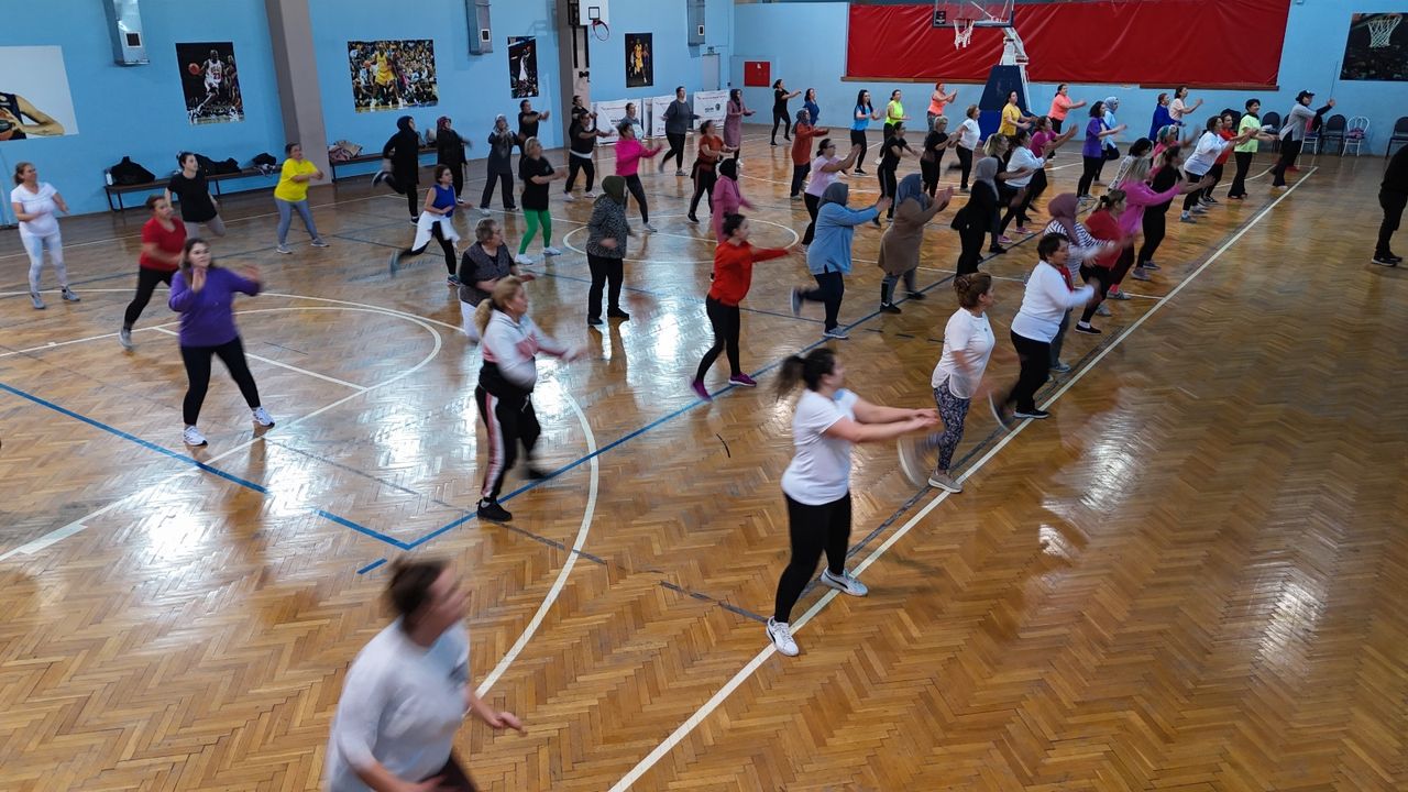 Menemen Belediyesi’nin ücretsiz zumba kursları kadınların ilgi odağı